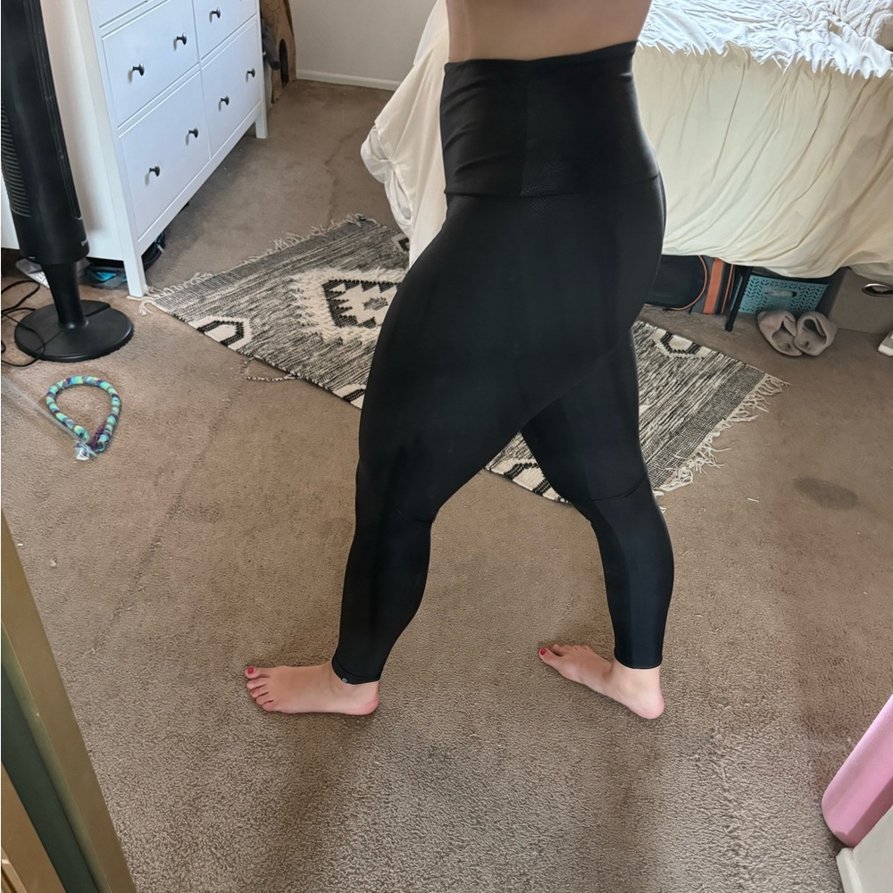 Onzie black snake skin leggings